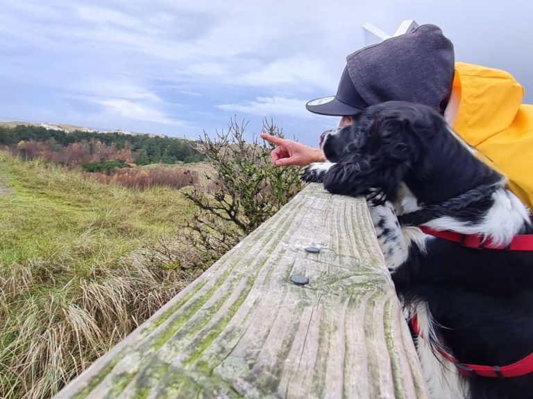 das zweite Highlight der Wohnung, ein Urlaub mit Hund ist möglich. Zu sehen ein Herrchen mit Hund